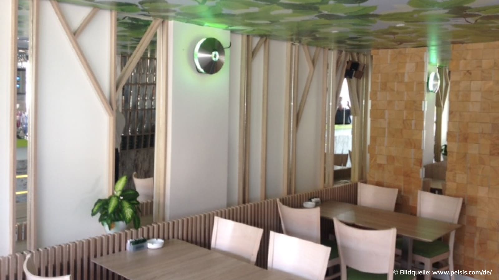 Diskretes UV-Gerät zur Insektenbekämpfung an der Wand eines Restaurants passt sich dem Design an