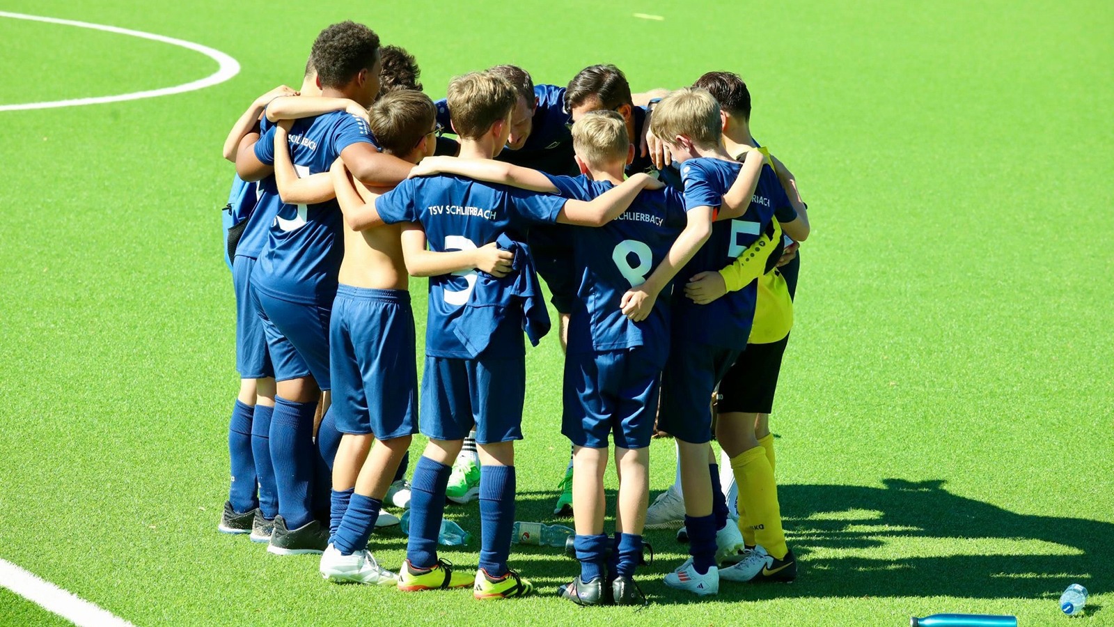 Fußballkinder des TSV Schlierbach stehen zusammen auf dem Platz