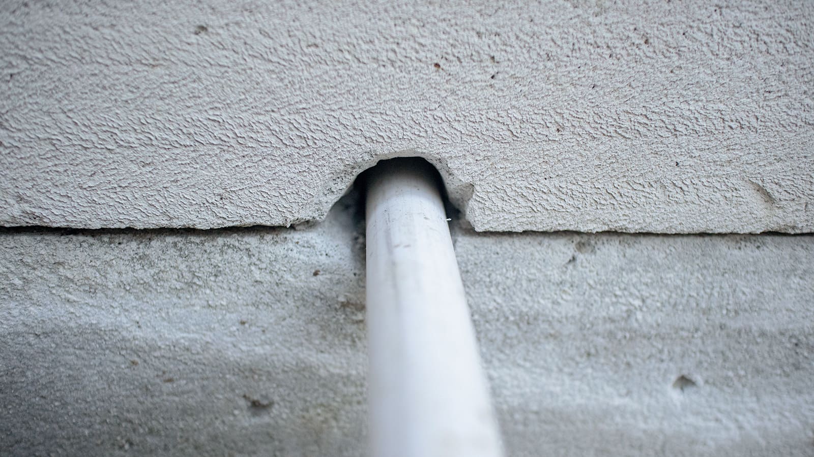 Rohrleitung in Betonwand