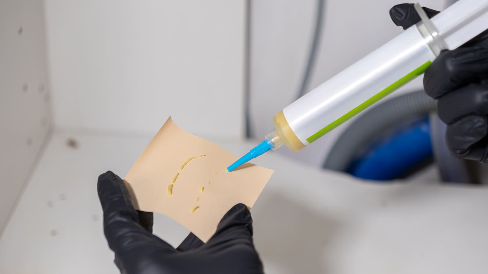 Person testet einen Ameisengelköder auf einem Stück Papier